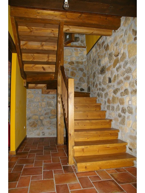 escaleras y barandillas de madera